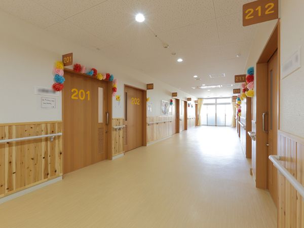 明るく清潔な廊下