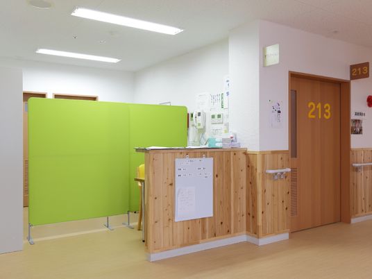 明るい廊下の角