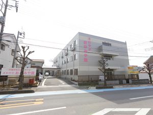 施設外観のクリアな日