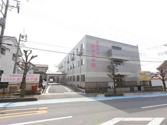 施設外観のクリアな日