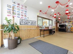 明るい受付と掲示物