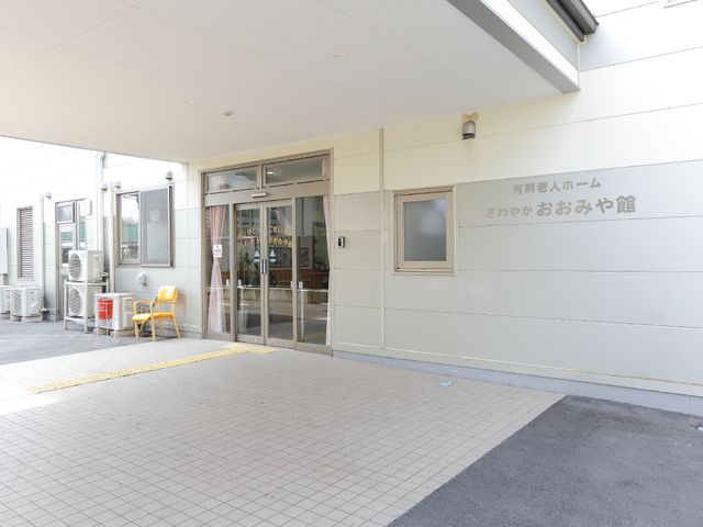 清潔感のあるエントランス エントランス 明るく清潔感があり、バリアフリー設計のエントランスです。来訪者を温かく迎える雰囲気が感じられます。