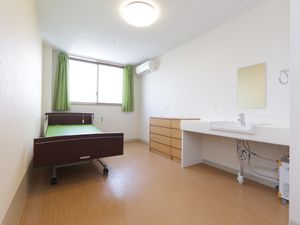 明るいシンプルな居室