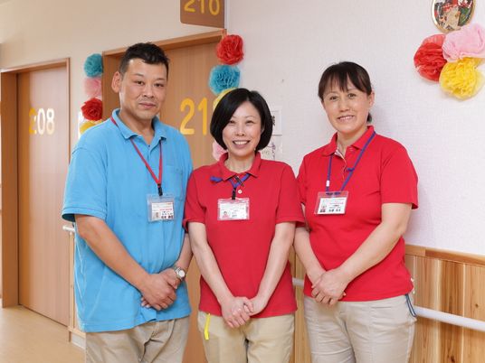 笑顔のスタッフ3人