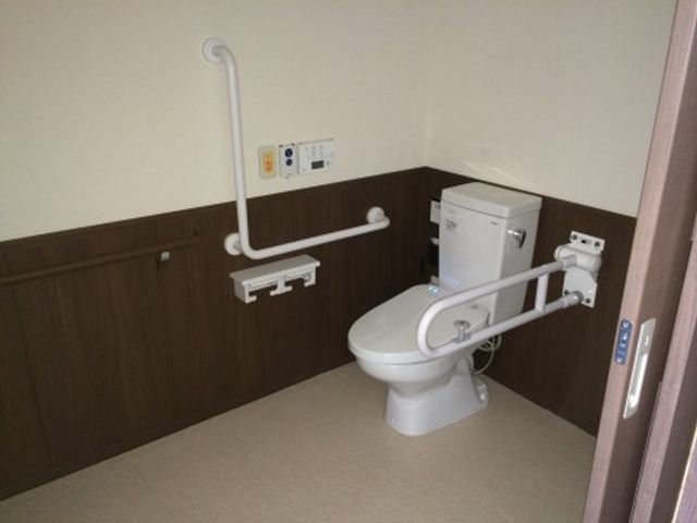 バリアフリーのトイレ バリアフリー 手すり完備で安全に配慮されたトイレです。幅広い方が快適にご利用いただける設計になっています。