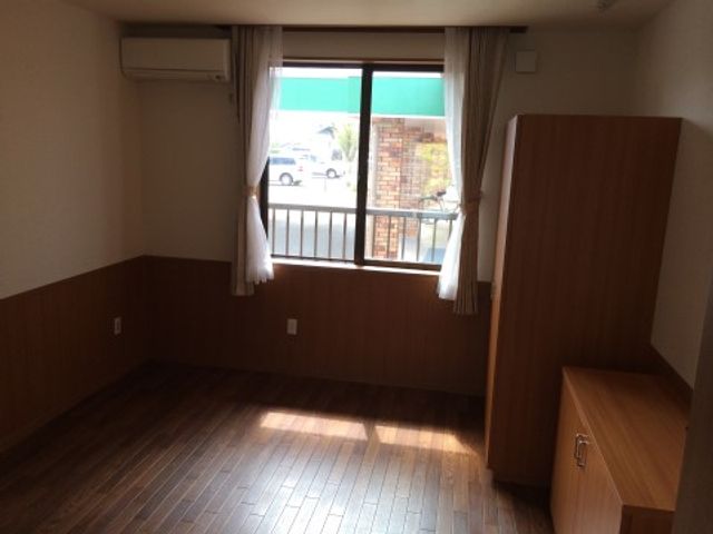 明るく広々とした居室 居室 窓から自然光が差し込む心地よい居室です。個々の空間を大切にしながら、新たな生活を始められます。