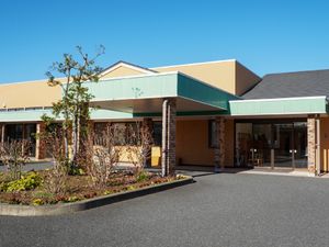 明るい施設のエントランス