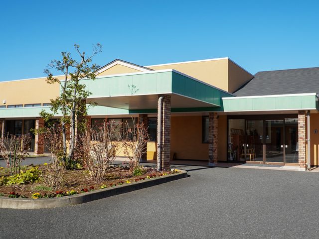 明るい施設のエントランス 外観 清潔感溢れるエントランスが、訪れる人を温かく迎えています。