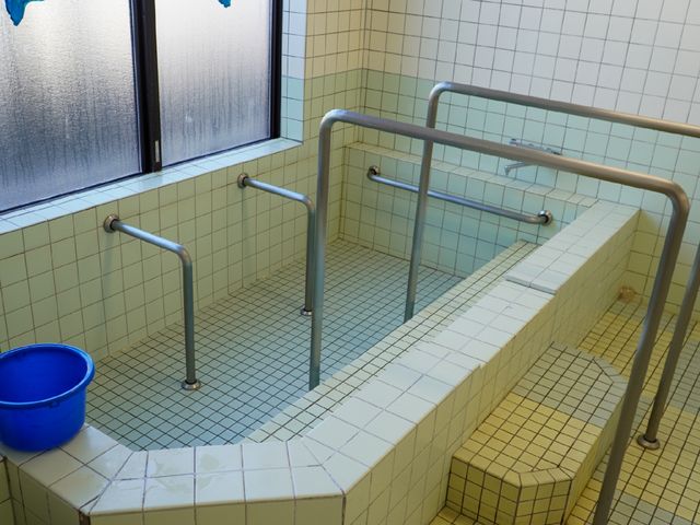手すり付きの浴室 浴室 安全な手すりが設置された清潔な浴室です。ゆったりとした入浴が可能です。