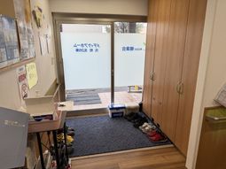 出入口と靴棚のエントランス