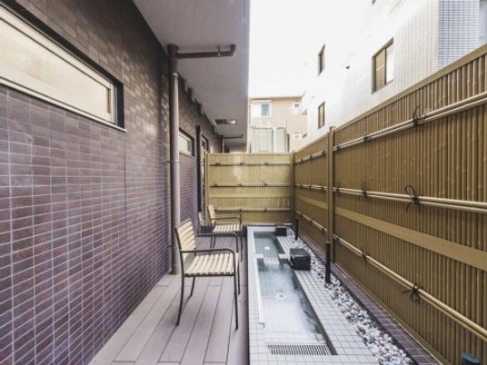 中庭の静かな空間
