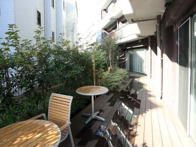 中庭付きの明るいテラス