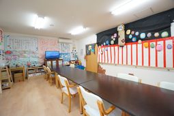 カラフルな飾りの食堂