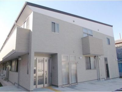 白い壁の清潔感ある外観