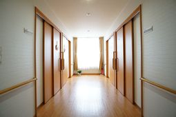 明るい廊下の景観