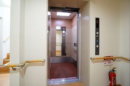 きれいなエレベーター前