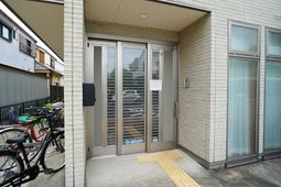 明るく清潔なエントランス