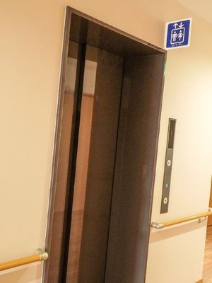 エレベーターと手すり