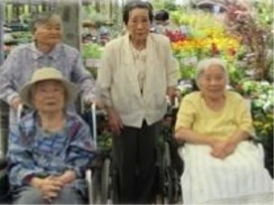 中庭でくつろぐ利用者