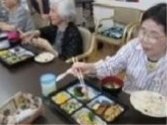 食事を楽しむ利用者様