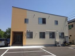 明るい日差しの外観