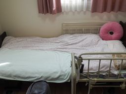 快適な居室のベッド