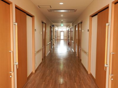 清潔感ある長い廊下