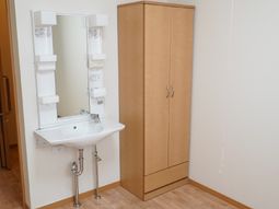 洗面台と鏡の明るい空間