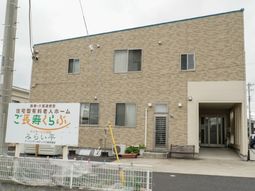 明るい建物のエントランス