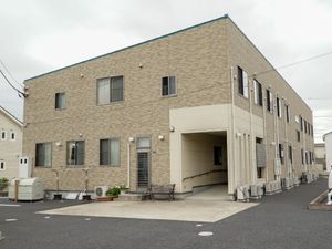 明るい施設の外観