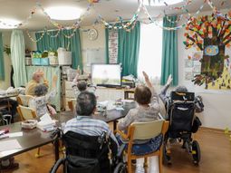 高齢者が体操する多目的室