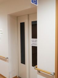 手すり付きエレベーター入口
