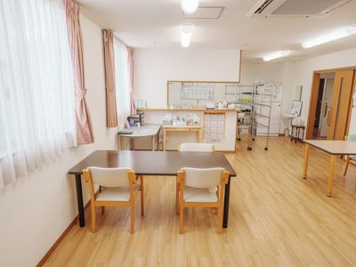 広々とした明るい食堂