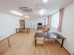 広々とした明るい食堂