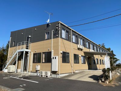 ベージュの壁の建物外観