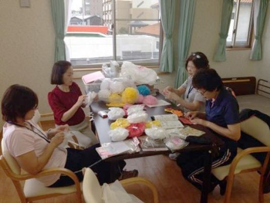 手芸を楽しむ人々の居室