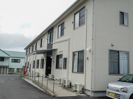 施設のシンプルな外観