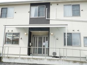 清潔感のある建物エントランス