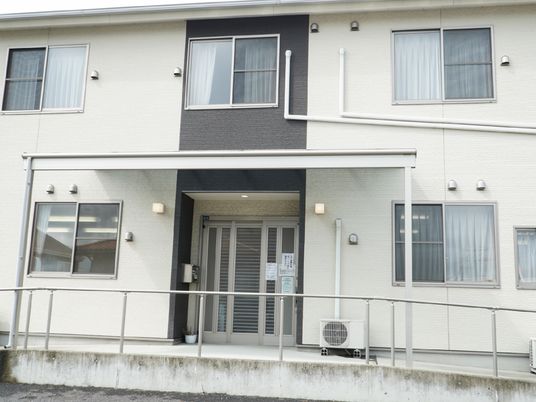 清潔感のある建物エントランス