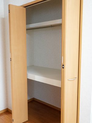 開いた木製クローゼット