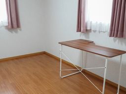 シンプルな部屋の机と窓