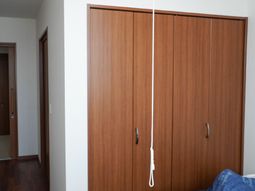 茶色い洋室のクローゼット
