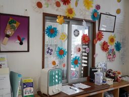 色とりどりの花と掲示物