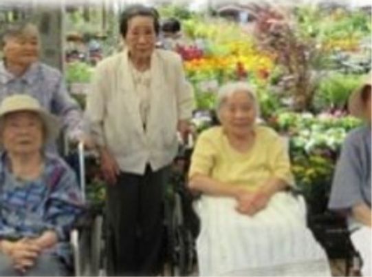 花に囲まれた利用者の笑顔