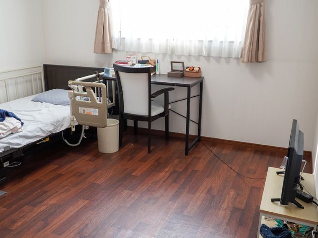 居心地の良い居室の一角 居室 整ったベッドとデスクが配置され、清潔感のある落ち着いた空間です。