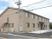 明るい外観の施設建物