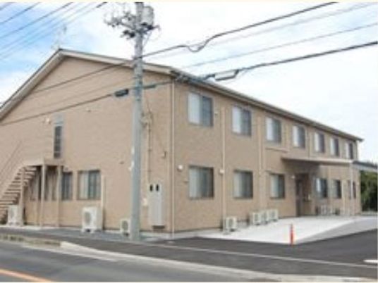 明るい外観の施設建物