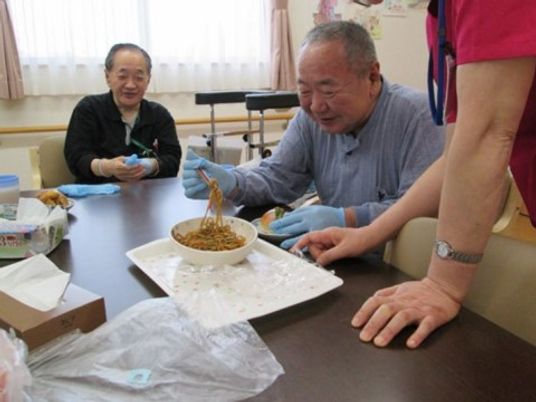 楽しみながら食事をする人