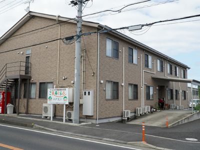 茶色の建物の外観
