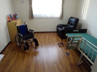 居室内の車椅子とベッド